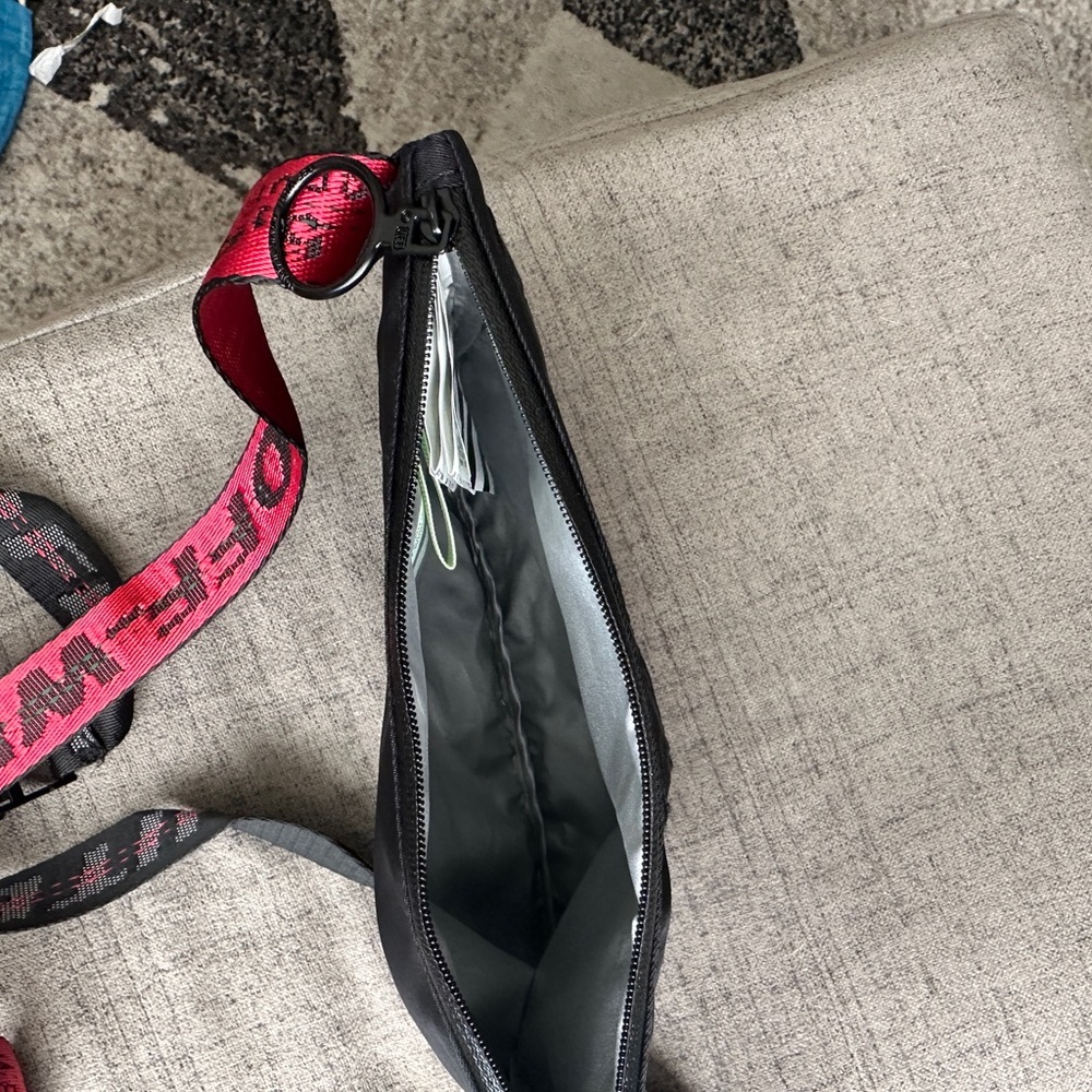 Off White Gore-Tex crossbody bag - Picture 7 of 8
